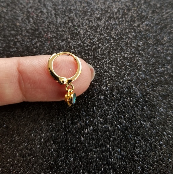 Small golden huggie hoop earring - Picture 6 of 8